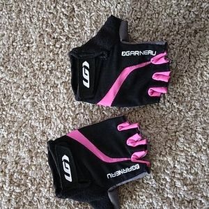 Bicycling gloves